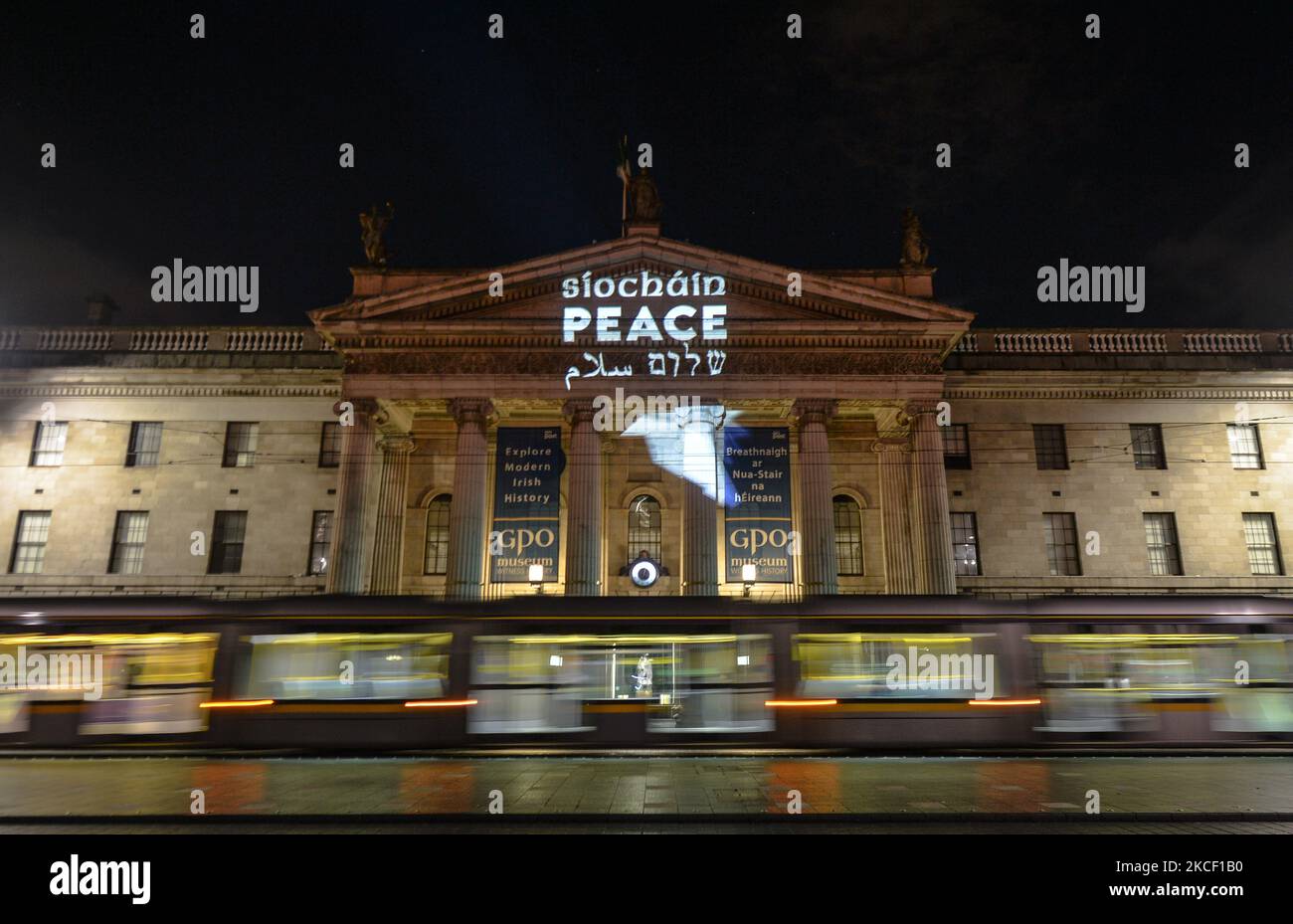 Das Wort „Frieden“ in Irisch, Englisch, Arabisch und Hebräisch wurde auf die Fassade des GPO in Dublin projiziert, als Teil des neuen parallelen Friedenprojekts von Herstory in Dublin, das am Welttag für kulturelle Vielfalt für Dialog und Entwicklung ins Leben gerufen wurde. Syrische, somalische, kenianische und libysche Aktivisten nahmen an einem Projekt in Dublin Teil, das die Geschichte von Frauen und Mädchen auf der irischen Insel erzählt, deren Leben von Kriegen und sozialen Konflikten heimgesucht wurde. Am Donnerstag, den 20. Mai 2021, in Dublin, Irland. (Foto von Artur Widak/NurPhoto) Stockfoto