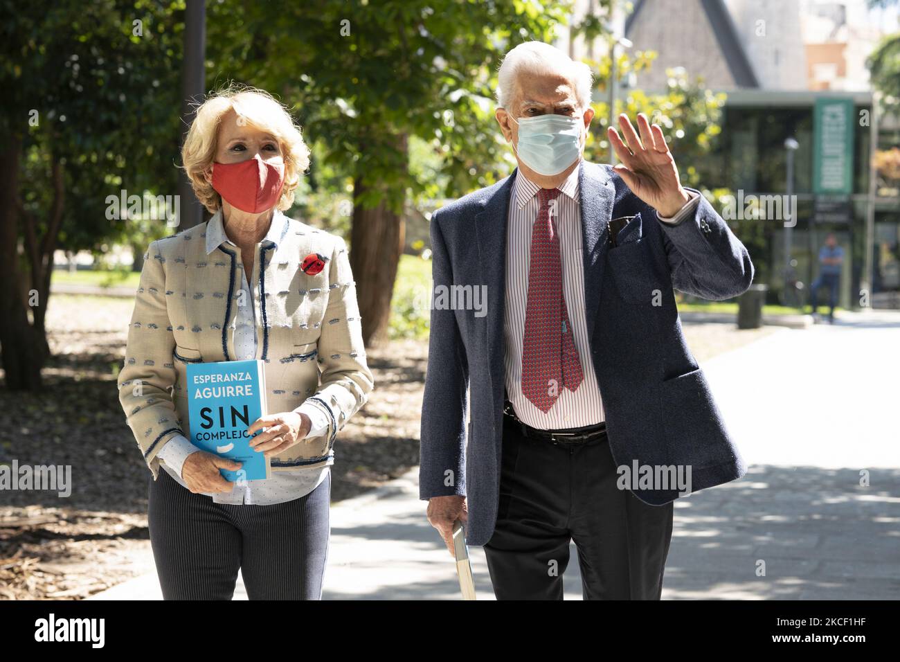 Die ehemalige Präsidentin der Gemeinde Madrid Esperanza Aguirre, begleitet von dem Schriftsteller Mario Vargas Llosa, nimmt an der Präsentation ihres neuen Buches „Sin complejos“ in der Stadtbibliothek Eugenio Trias am 21. Mai 2021 in Madrid, Spanien Teil (Foto von Oscar Gonzalez/NurPhoto) Stockfoto