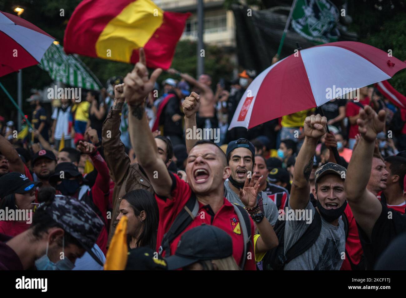 Fußballhooligans kommen zusammen, um am 19. Mai 2021 in Pereira, Kolumbien, gegen die Gewalt der Regierung zu protestieren. (Foto von Santiago Botero/NurPhoto) Stockfoto