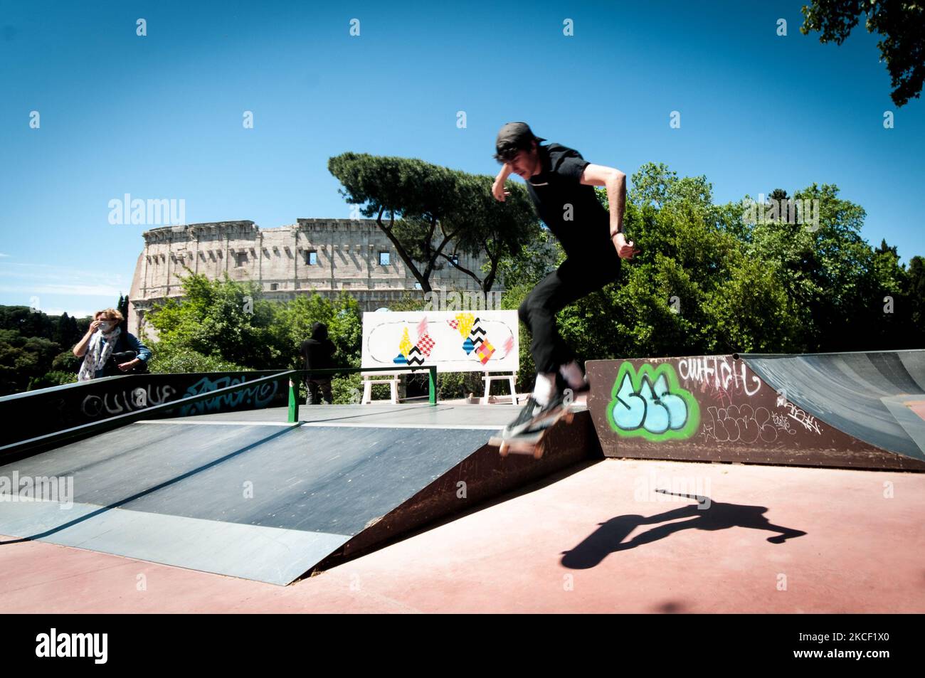 Ein Boys im Skateboarding tritt während der Pressekonferenz zur Vorstellung der Street Skateboarding Weltmeisterschaft 2021 am 20. Mai 2021 in Rom, Italien, auf. (Foto von Andrea Ronchini/NurPhoto) Stockfoto