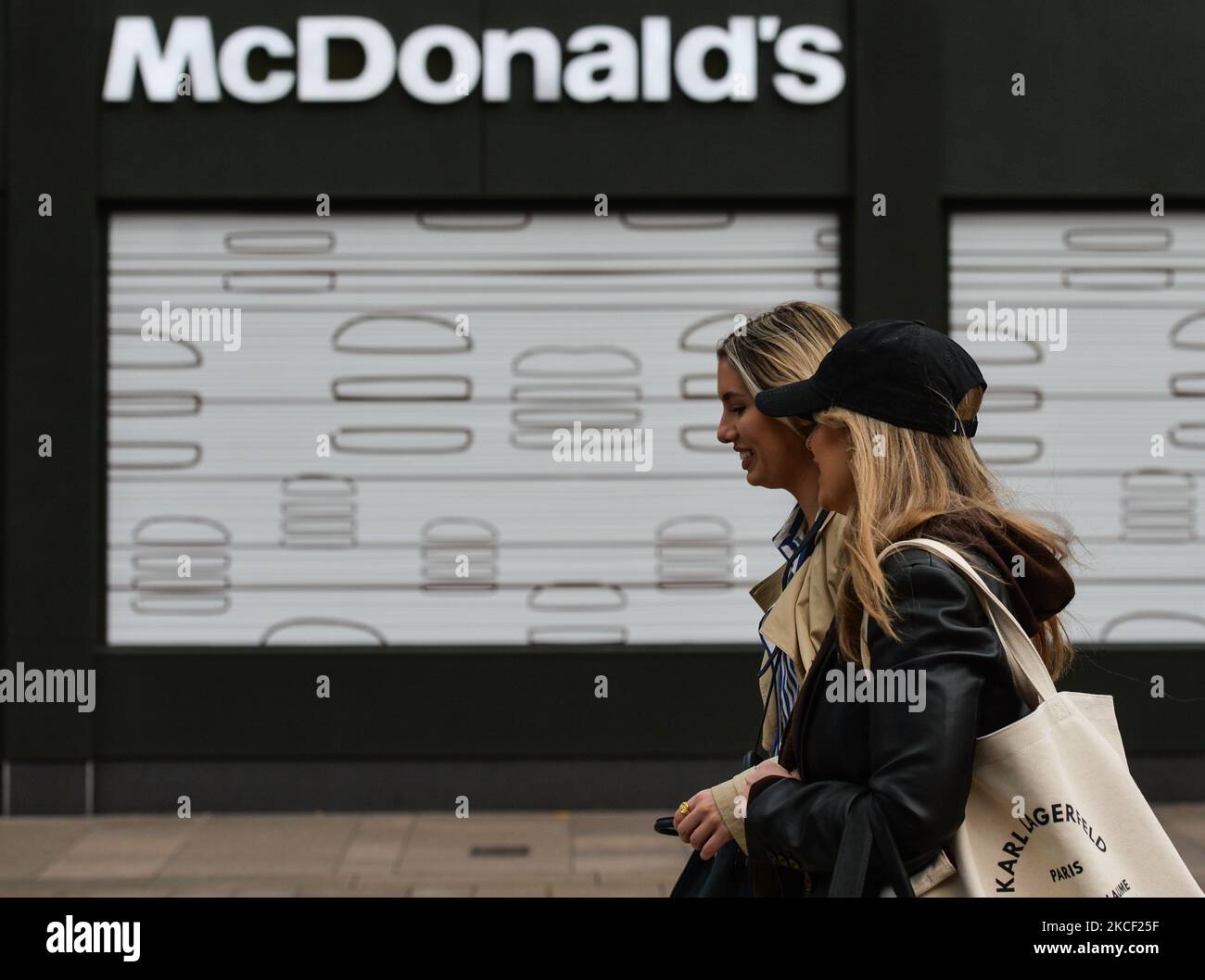 Zwei Frauen laufen an einem McDonald's im Stadtzentrum von Belfast vorbei. Am Mittwoch, den 19. Mai 2021, in Belfast, Nordirland (Foto: Artur Widak/NurPhoto) Stockfoto
