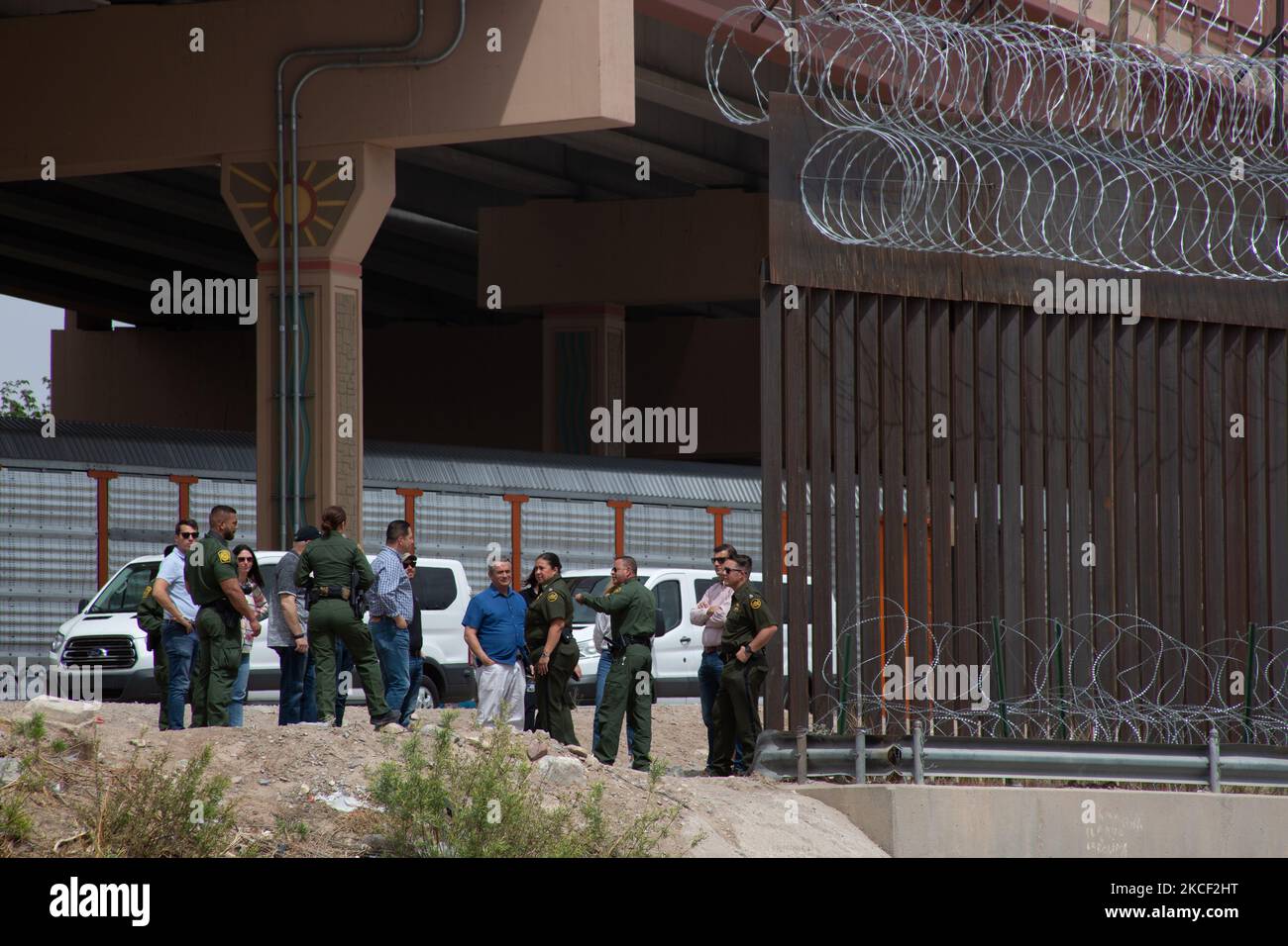 Der Repräsentant Don Bacon besucht am 21. Mai 2021 die Grenzmauer und spricht mit CBP-Agenten im Rahmen des Besuchs des Grenzschutzbeamten des Repräsentantenhauses in El Paso, im US-Bundesstaat Texas (Foto: David Peinado/NurPhoto) Stockfoto