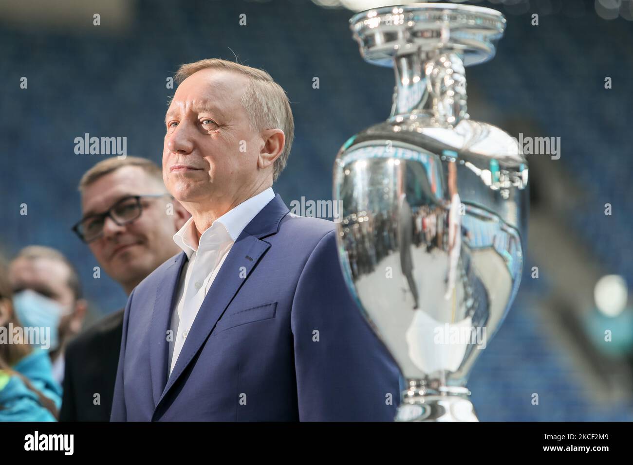 Der Gouverneur von Sankt Petersburg, Alexander Beglov, wird am 22. Mai 2021 in Sankt Petersburg, Russland, während einer Medienführung im Gazprom Arena-Stadion, einem der Austragungsorte des Turniers, am Henri Delaunay Cup, der UEFA Euro 2020 Trophäe, gesehen. (Foto von Mike Kireev/NurPhoto) Stockfoto