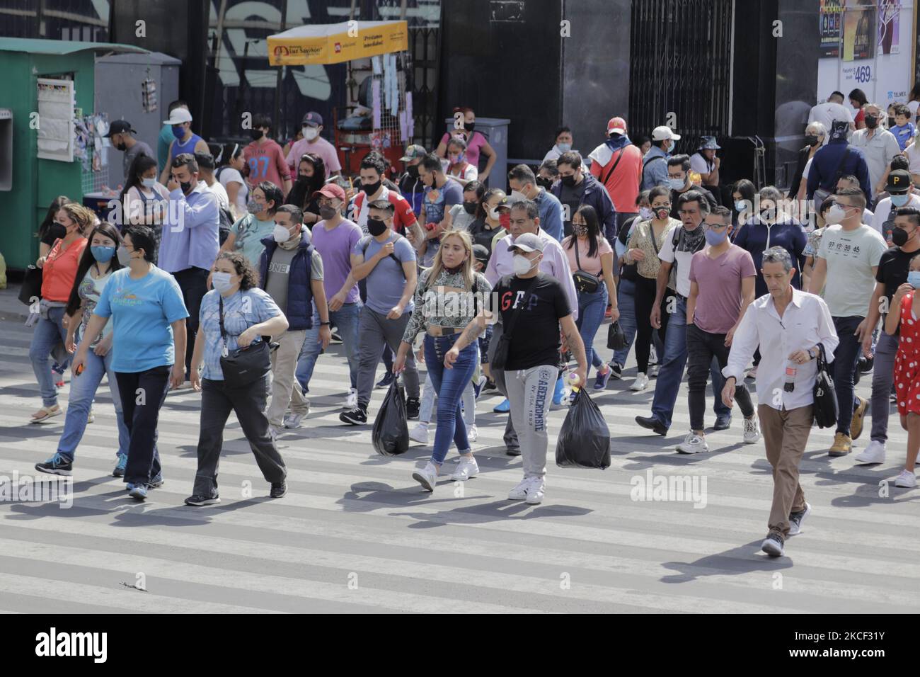 Passanten überqueren Eje Central, um am 21. Mai 2021 während des Gesundheitsnotfalls COVID-19 und der gelben epidemiologischen Ampel in der Hauptstadt das Zócalo von Mexiko-Stadt zu erreichen. (Foto von Gerardo Vieyra/NurPhoto) Stockfoto