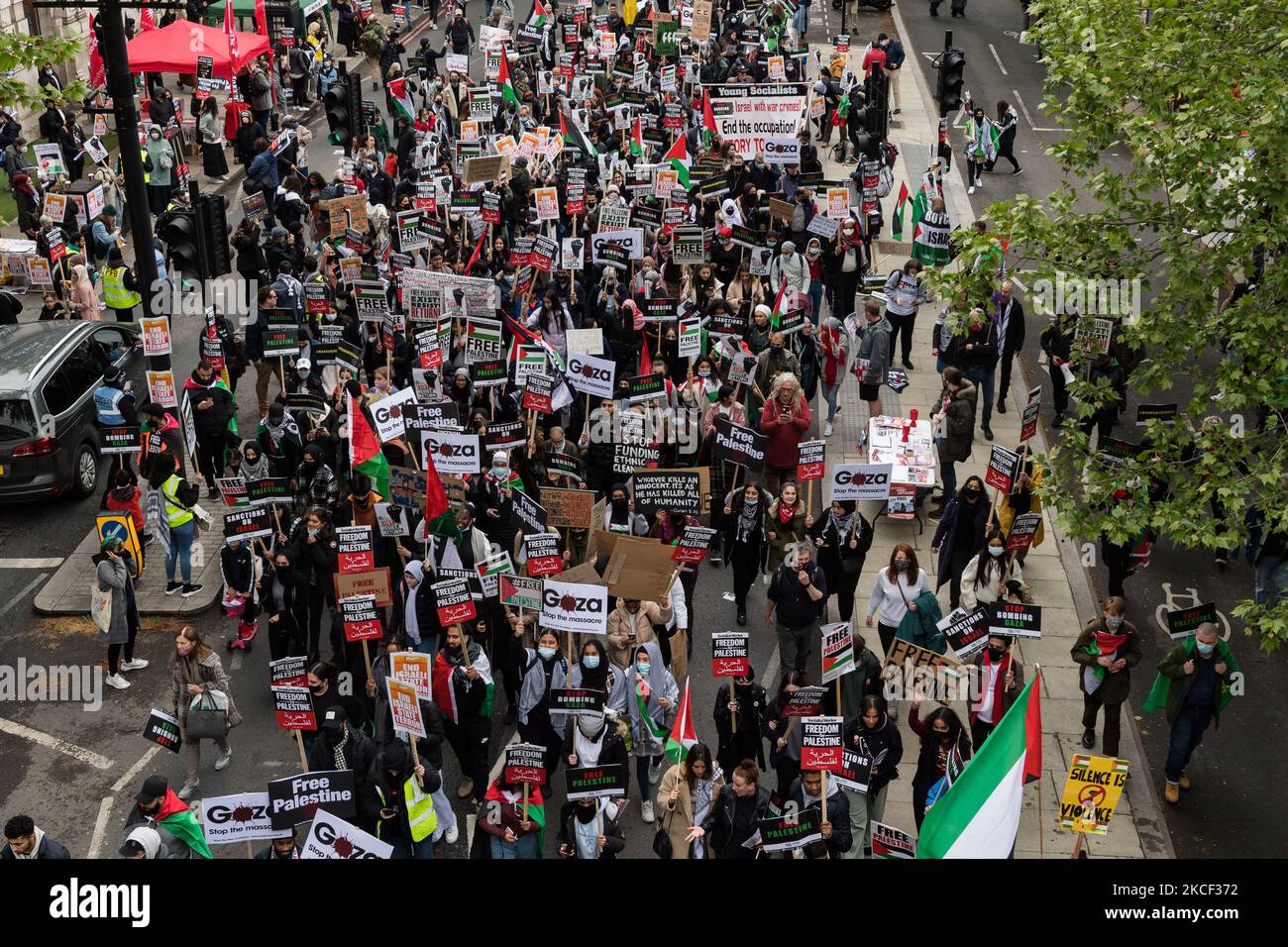 LONDON, VEREINIGTES KÖNIGREICH - 22. MAI 2021: Zehntausende Demonstranten versammeln sich am 22. Mai 2021 in London, England, zu einer Demonstration zur Unterstützung Palästinas. Am Freitag trat ein Waffenstillstand zwischen Israel und Palästina in Kraft, nachdem 11 Tage lang Luftangriffe durchgeführt wurden, bei denen mehr als 250 Menschen starben, als der Konflikt wegen geplanter Räumungen palästinensischer Familien aus ihren Häusern durch jüdische Siedler im Bezirk Sheikh Jarrah in Ostjerusalem und Auseinandersetzungen mit der Sicherheit eskalierte Truppen in der Altstadt während des Ramadan. (Foto von Wiktor Szymanowicz/NurPhoto) Stockfoto