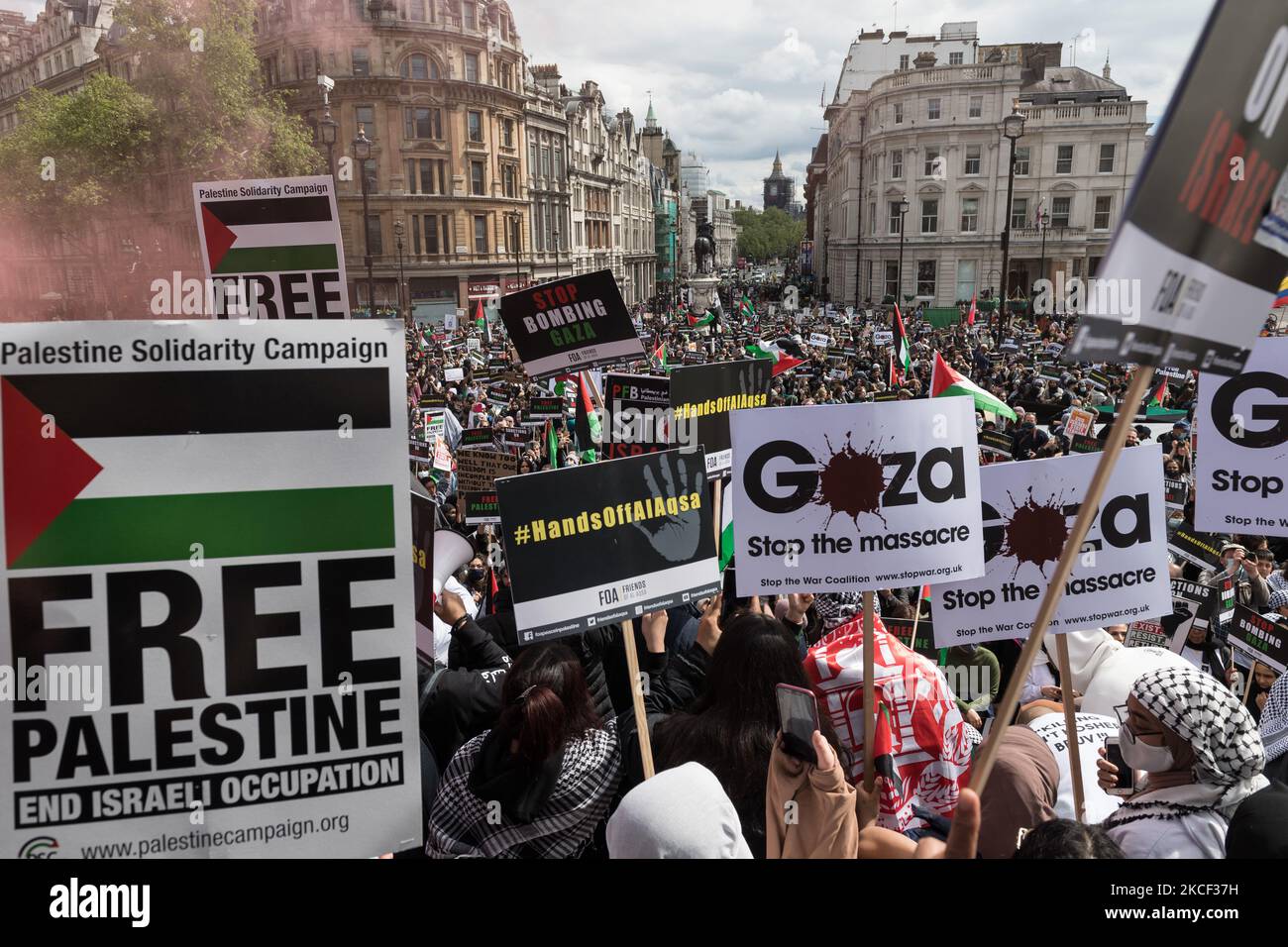 LONDON, VEREINIGTES KÖNIGREICH - 22. MAI 2021: Zehntausende Demonstranten versammeln sich am 22. Mai 2021 auf dem Trafalgar Square im Zentrum von London während einer Demonstration zur Unterstützung Palästinas in London, England. Am Freitag trat ein Waffenstillstand zwischen Israel und Palästina in Kraft, nachdem 11 Tage lang Luftangriffe durchgeführt wurden, bei denen mehr als 250 Menschen starben, als der Konflikt wegen geplanter Räumungen palästinensischer Familien aus ihren Häusern durch jüdische Siedler im Bezirk Sheikh Jarrah in Ostjerusalem und Auseinandersetzungen mit der Sicherheit eskalierte Truppen in der Altstadt während des Ramadan. (Foto von Wiktor Szymanowicz/NurPhoto) Stockfoto