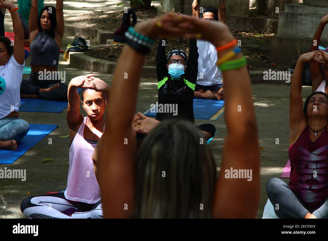 Eine Frau trägt eine Maske, während sie während einer freien Klasse, inmitten der Pandemie von Covid-19, in den Gärten des Wissenschaftsmuseums in Caracas, Venezuela, am 22. Mai 2021 Yoga-Bewegungen durchführt (Foto: Javier Campos/NurPhoto) Stockfoto