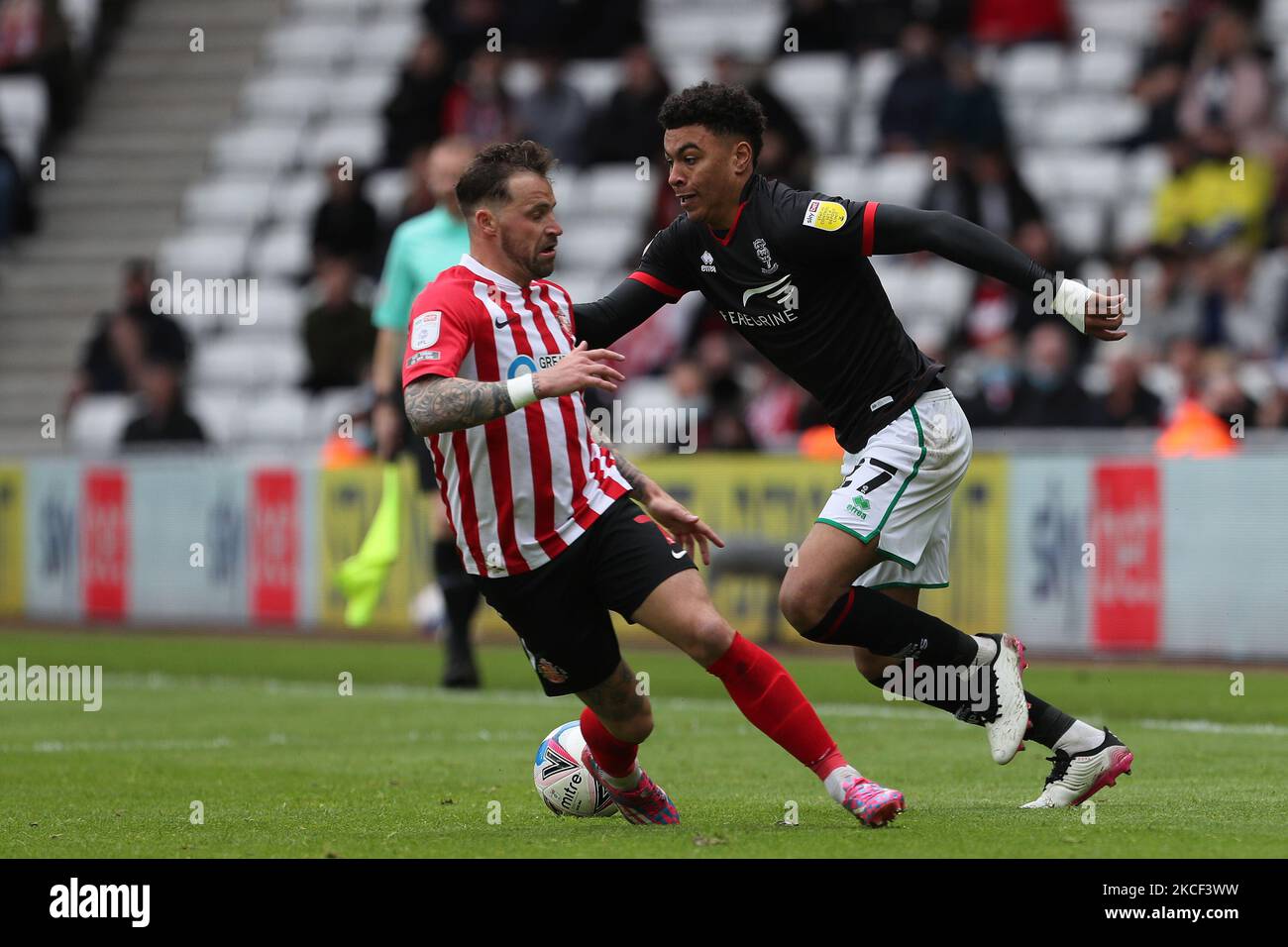 Morgan Rogers von Lincoln City in Aktion mit Chris Maguire von Sunderland während des Sky Bet League 1-Spiels zwischen Sunderland und Lincoln City am 22.. Mai 2021 im Stadium of Light, Sunderland, England. (Foto von Mark Fletcher/MI News/NurPhoto) Stockfoto