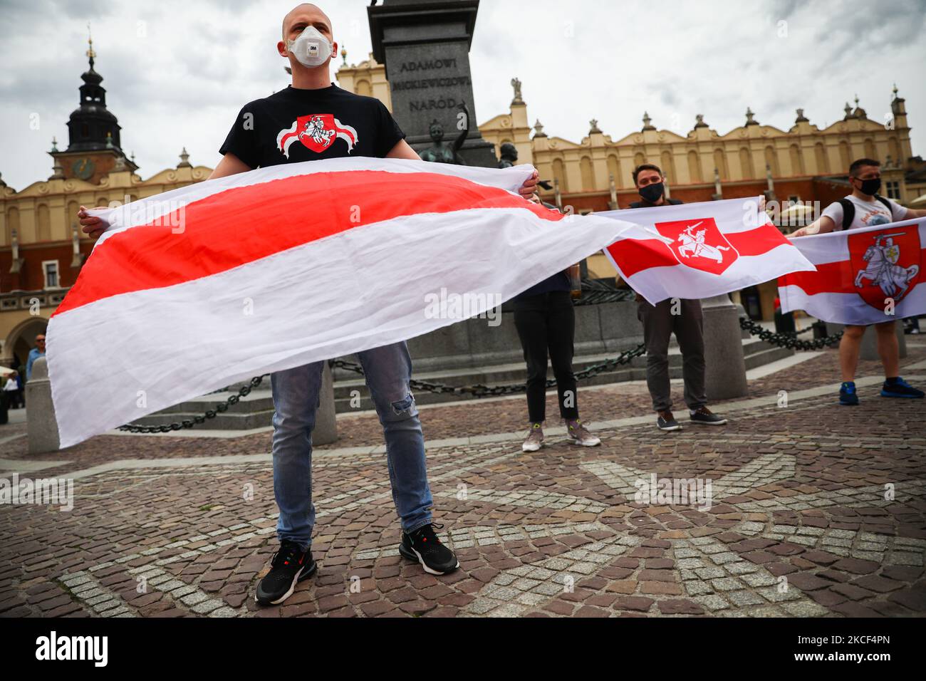 Auf dem Hauptplatz versammelten sich Menschen, um Solidarität mit der führenden unabhängigen Medien-Website von Belarus ZU demonstrieren, DIE VON den Behörden nach einer Reihe von Razzien der Finanzuntersuchungsabteilung blockiert wurde. Krakau, Polen, am 23. Mai 2021. Der belarussische Journalistenverband fordert die Behörden auf, den Angriff auf TUT.BY, AV.BY, RABOTA.BY unverzüglich zu beenden und die Repression gegen Journalisten und Medien in Belarus zu beenden. (Foto von Beata Zawrzel/NurPhoto) Stockfoto