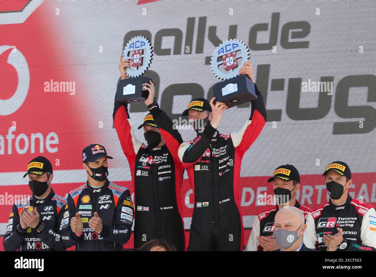 Elfyn EVANS, Scott MARTIN, Dani SORDO, Borja ROZADA, Sebastien OGIER, Julien INGRASSIA während der Siegerehrung der WRC Vodafone Rally Portugal 2021 in Matosinhos, Portugal, am 23. Mai 2021. (Foto von Paulo Oliveira/NurPhoto) Stockfoto