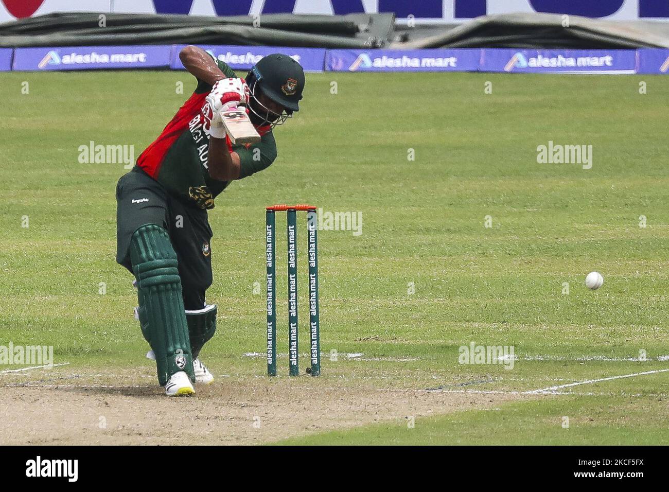 Tamim Iqbal aus Bangladesch spielt am 23. Mai 2021 beim ersten eintägigen internationalen (ODI) Cricket-Spiel zwischen Sri Lanka und Bangladesch im Sher-e-Bangla National Cricket Stadium in Dhaka einen Schuss. (Foto von Ahmed Salahuddin/NurPhoto) Stockfoto