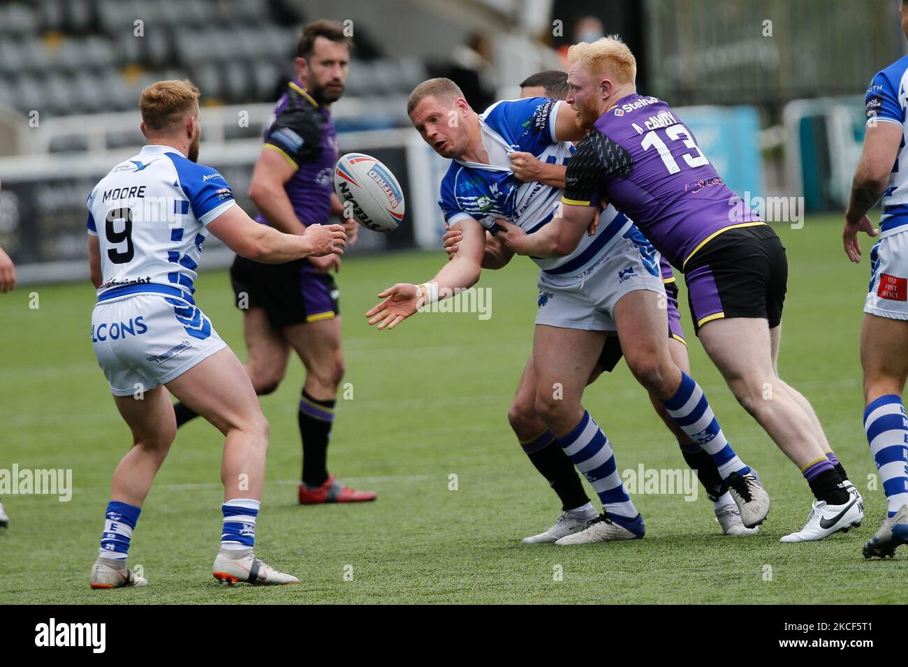 Jacob Fairbank von Halifax Panthers entlädt Brandon Moore von Halifax Panthers während des BETFRED Championship-Spiels zwischen Newcastle Thunder und Halifax Panthers am Sonntag, 23.. Mai 2021 im Kingston Park, Newcastle. (Foto von Chris Lishman/MI News/NurPhoto) Stockfoto