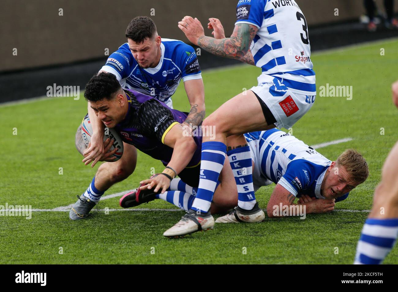 Matty Wright wird am Sonntag, den 23.. Mai 2021, beim WETTSPIEL DER BETFRED Championship zwischen Newcastle Thunder und Halifax Panthers im Kingston Park, Newcastle, kurz vor der Schlange angegangen. (Foto von Chris Lishman/MI News/NurPhoto) Stockfoto