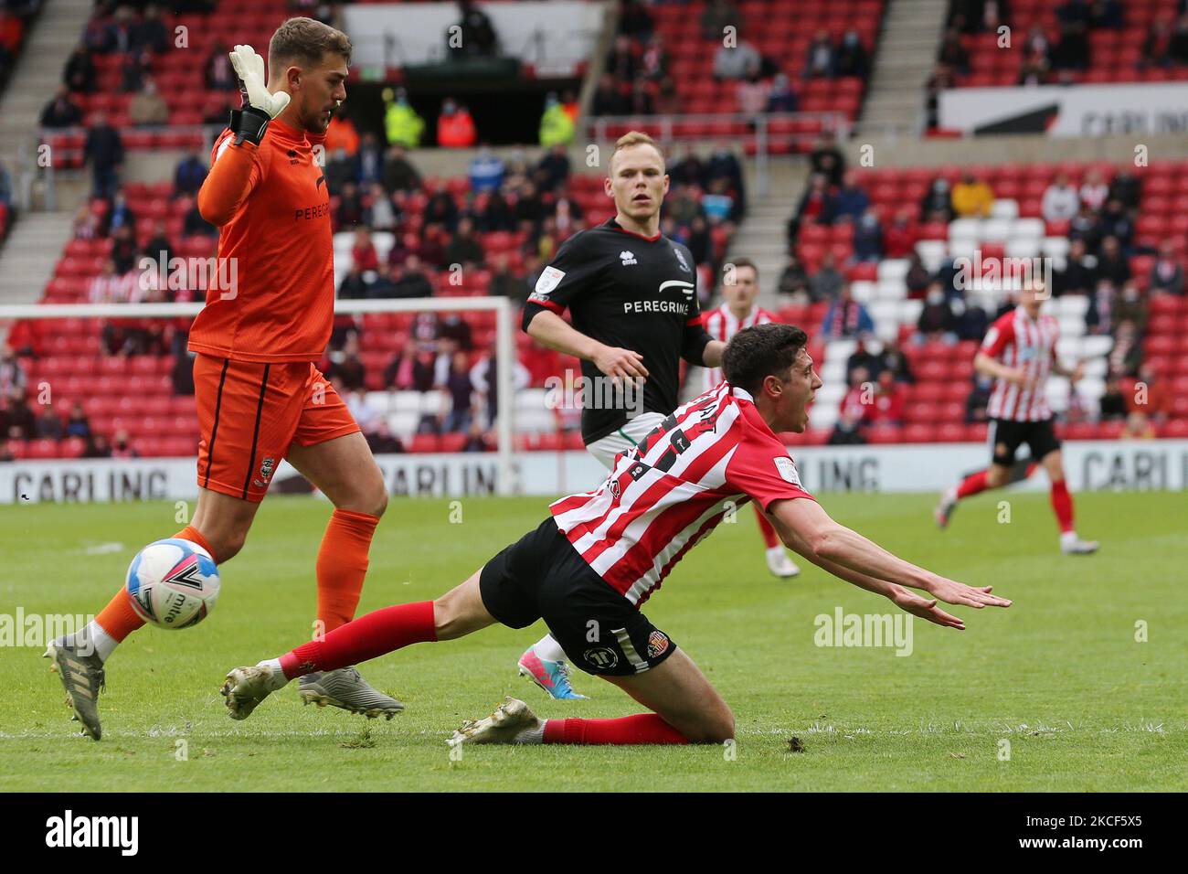 Ross Stewart von Sunderland geht nach einer Herausforderung von Alex Palmer aus Lincoln City während des Sky Bet League 1-Spiels zwischen Sunderland und Lincoln City im Stadium of Light, Sunderland, am Samstag, 22.. Mai 2021, unter. (Foto von Mark Fletcher/MI News/NurPhoto) Stockfoto