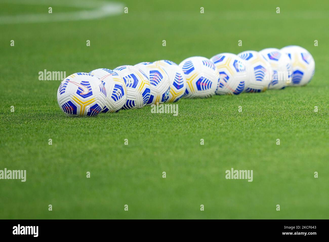 Einige offizielle Nike-Kugeln der italienischen Serie A während des Serie-A-Spiels zwischen SSC Napoli und Hellas Verona im Stadio Diego Armando Maradona, Neapel, Italien am 23. Mai 2021. (Foto von Giuseppe Maffia/NurPhoto) Stockfoto