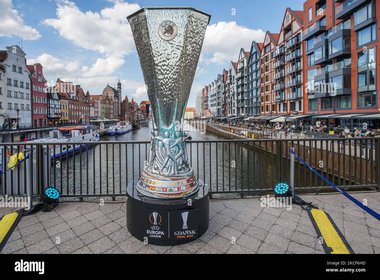 Die 3 Meter hohe Nachbildung des Europa League Cup, der auf der Grünen Brücke in der Öffentlichkeit gezeigt wird, ist am 24. Mai 2021 2021 in Danzig, Polen, zu sehen.das UEFA Europa League Finale wird das letzte Spiel der UEFA Europa League 2020–21 sein. Die Saison 50. des von der UEFA organisierten Fußballturniers des zweiten europäischen Klubs und die Saison 12., seitdem sie vom UEFA Cup in die UEFA Europa League umbenannt wurde. Das Spiel wird am 26. Mai 2021 im Danziger Stadion gespielt. (Foto von Michal Fludra/NurPhoto) Stockfoto