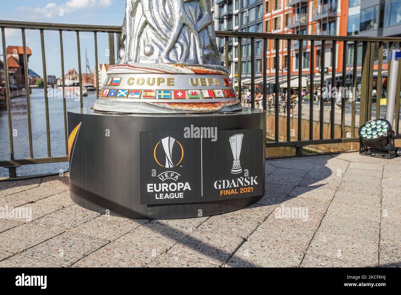 Die 3 Meter hohe Nachbildung des Europa League Cup, der auf der Grünen Brücke in der Öffentlichkeit gezeigt wird, ist am 24. Mai 2021 2021 in Danzig, Polen, zu sehen.das UEFA Europa League Finale wird das letzte Spiel der UEFA Europa League 2020–21 sein. Die Saison 50. des von der UEFA organisierten Fußballturniers des zweiten europäischen Klubs und die Saison 12., seitdem sie vom UEFA Cup in die UEFA Europa League umbenannt wurde. Das Spiel wird am 26. Mai 2021 im Danziger Stadion gespielt. (Foto von Michal Fludra/NurPhoto) Stockfoto