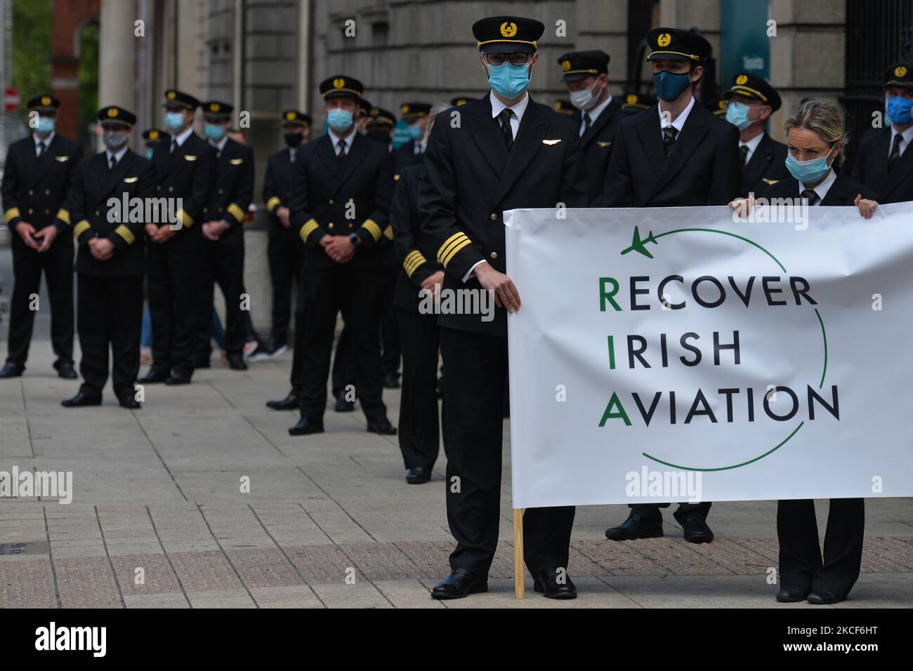 Mitglieder der Pilots Association „Recover Irish Aviation“ protestieren vor dem Leinster House in Dublin, wo sie die Regierung aufforderten, ihre Verzögerung bei der Wiederaufnahme des internationalen Reisens zu beenden und schnelle Antigentests für Fluggäste einzuführen. Am Montag, den 24. Mai 2021, in Dublin, Irland. (Foto von Artur Widak/NurPhoto) Stockfoto