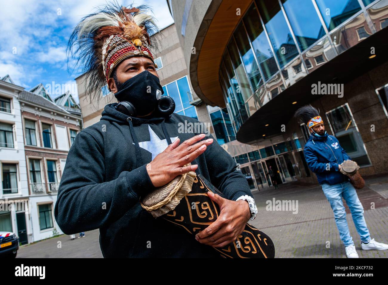 Die Organisation Free West Papua Campaign Nederland veranstaltete in Zusammenarbeit mit Extinction Rebellion eine Demonstration vor dem Haus des Parlaments in Den Haag für die Anerkennung der Perspektive und Souveränität indigener Völker weltweit. In West-Papua werden Familien und ihre Kinder aufgrund der Militäroperationen Indonesiens in der Region aus ihren Dörfern vertrieben. Während der Demonstration boten sie den Politikern am 25.. Mai 2021 einen Brief an, in dem sie dazu aufgerufen wurden, den Stimmen der Indigenen zuzuhören. (Foto von Romy Arroyo Fernandez/NurPhoto) Stockfoto