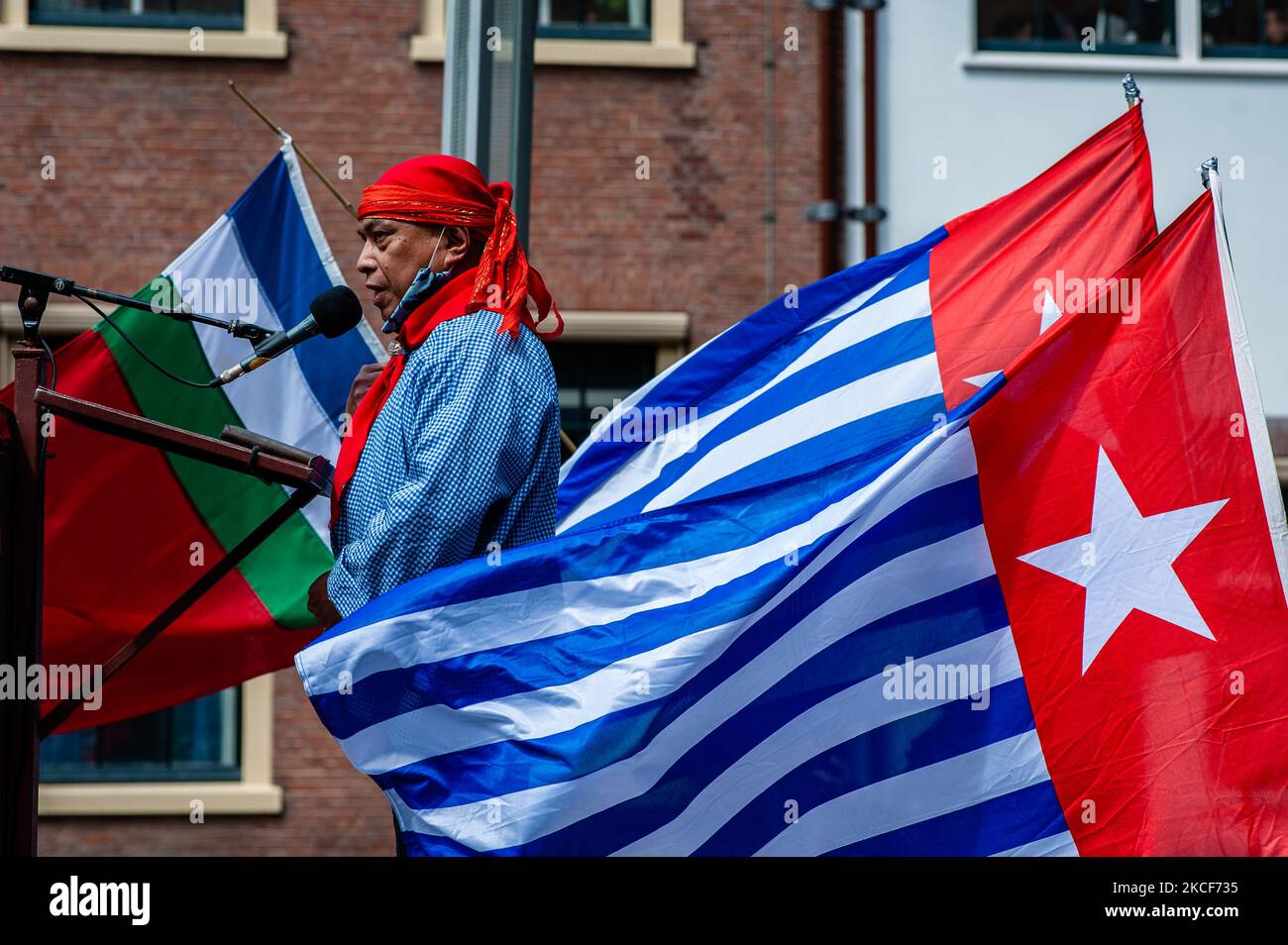 Die Organisation Free West Papua Campaign Nederland veranstaltete in Zusammenarbeit mit Extinction Rebellion eine Demonstration vor dem Haus des Parlaments in Den Haag für die Anerkennung der Perspektive und Souveränität indigener Völker weltweit. In West-Papua werden Familien und ihre Kinder aufgrund der Militäroperationen Indonesiens in der Region aus ihren Dörfern vertrieben. Während der Demonstration boten sie den Politikern am 25.. Mai 2021 einen Brief an, in dem sie dazu aufgerufen wurden, den Stimmen der Indigenen zuzuhören. (Foto von Romy Arroyo Fernandez/NurPhoto) Stockfoto