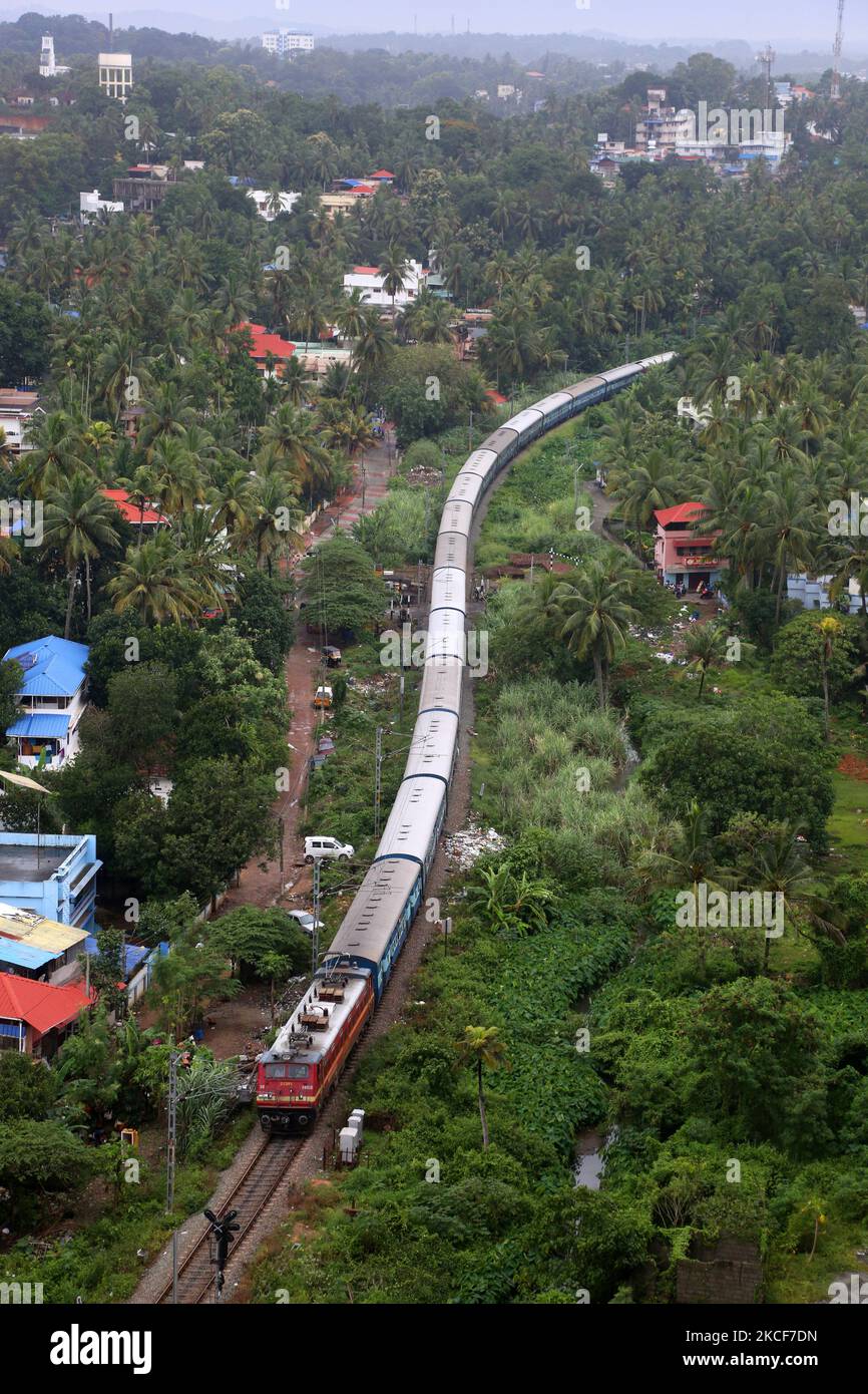 Der Personenzug fährt durch die Stadt Thiruvananthapuram (Trivandrum), Kerala, Indien. (Foto von Creative Touch Imaging Ltd./NurPhoto) Stockfoto