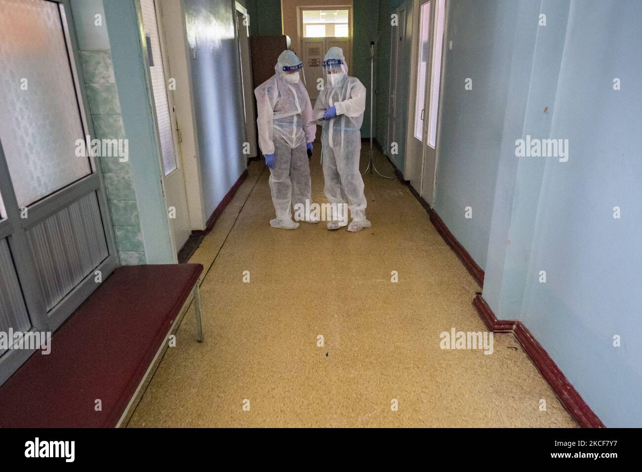 Am 25. Mai 2021 diskutieren die Mitarbeiter des Gesundheitswesens mit ihren persönlichen Schutzausrüstungen über die Behandlung der 19 Patienten in der Intensivstation eines Krankenhauses in Kiew, Ukraine. (Foto von Celestino Arce/NurPhoto) Stockfoto