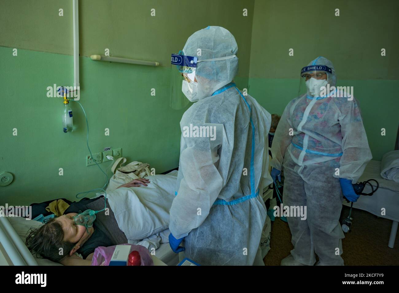 Am 25. Mai 2021 untersuchen Gesundheitshelfer mit persönlicher Schutzausrüstung einen covid-19-Patienten in extremer Situation im Intensivbereich eines Krankenhauses in Kiew, Ukraine. (Foto von Celestino Arce/NurPhoto) Stockfoto