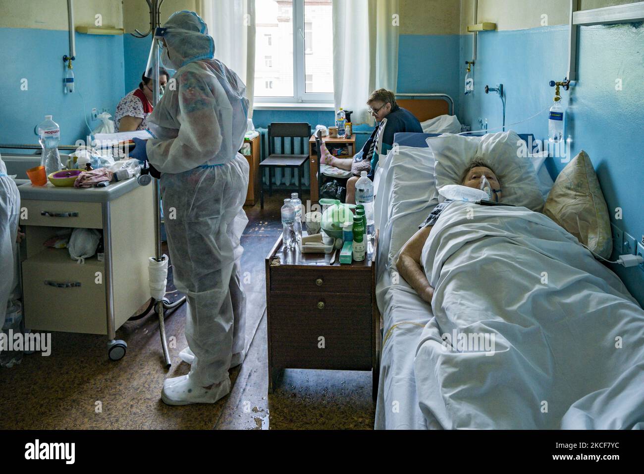 Mitarbeiter des Gesundheitswesens mit persönlicher Schutzausrüstung in einem Raum mit 19 Patienten, die sich am 25. Mai 2021 im Intensivbereich eines Krankenhauses in Kiew, Ukraine, in extremer Situation befinden. (Foto von Celestino Arce/NurPhoto) Stockfoto