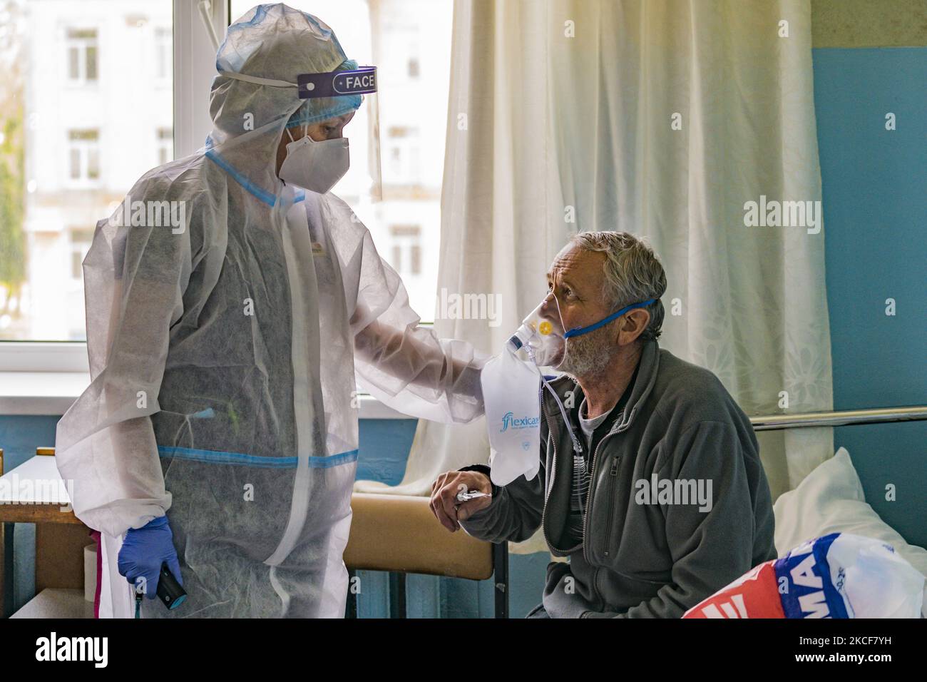 Ein Mitarbeiter des Gesundheitswesens mit persönlicher Schutzausrüstung betreut am 25. Mai 2021 einen covid-19-Patienten im Intensivbereich eines Krankenhauses in Kiew, Ukraine. (Foto von Celestino Arce/NurPhoto) Stockfoto