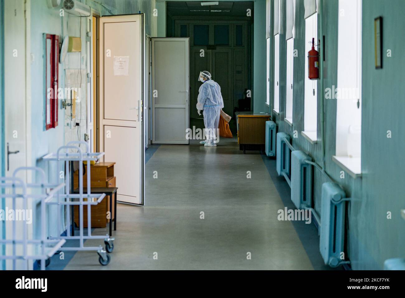 Gesundheitshelfer mit persönlicher Schutzausrüstung auf der Intensivstation für 19 Patienten in einem Krankenhaus in Kiew, Ukraine, am 25. Mai 2021. (Foto von Celestino Arce/NurPhoto) Stockfoto