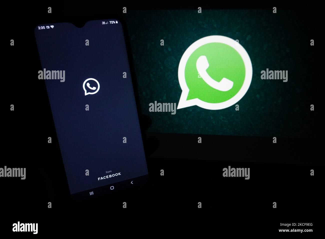 Das Logo der Messenger-App WhatsApp ist am 27. Mai 2021 auf dem Bildschirm eines Smartphones in Neu-Delhi, Indien, zu sehen. WhatsApp hat in Delhi eine Klage gegen die Regierung eingereicht, die versucht, die ab Mittwoch in Kraft tretenden Vorschriften zu blockieren, von denen Experten sagen, dass sie die in Kalifornien ansässige Facebook-Einheit dazu zwingen würden, den Datenschutz zu verletzen, so Quellen von Reuters. (Foto von Mayank Makhija/NurPhoto) Stockfoto