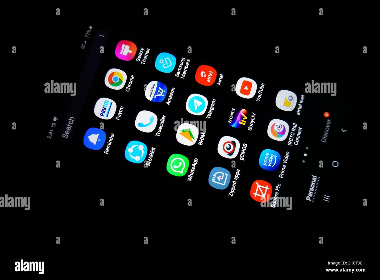 Das Logo der Messenger-App WhatsApp ist am 27. Mai 2021 auf dem Bildschirm eines Smartphones in Neu-Delhi, Indien, zu sehen. WhatsApp hat in Delhi eine Klage gegen die Regierung eingereicht, die versucht, die ab Mittwoch in Kraft tretenden Vorschriften zu blockieren, von denen Experten sagen, dass sie die in Kalifornien ansässige Facebook-Einheit dazu zwingen würden, den Datenschutz zu verletzen, so Quellen von Reuters. (Foto von Mayank Makhija/NurPhoto) Stockfoto