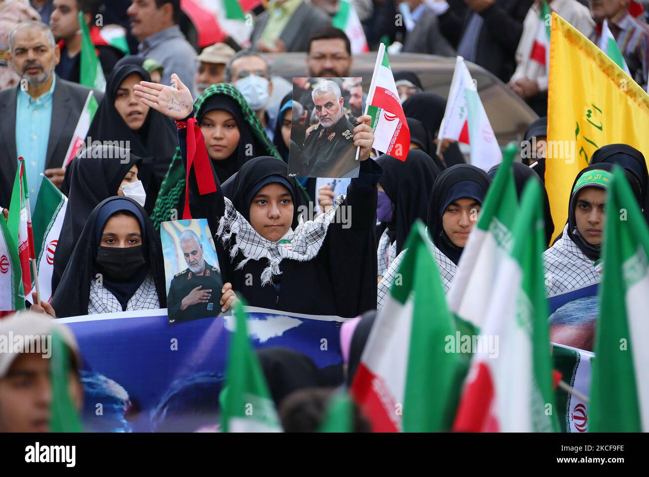 Teheran, Iran. 04.. November 2022. Regierungsnahe Anhänger winken ihre nationalen Flaggen während einer Versammlung aus der ehemaligen US-Botschaft in Teheran, Iran, am 2022. November, anlässlich des Jahrestages der Beschlagnahme der US-Botschaft im Jahr 1979. Foto vom iranischen Präsidenten Press Office/UPI Credit: UPI/Alamy Live News Stockfoto