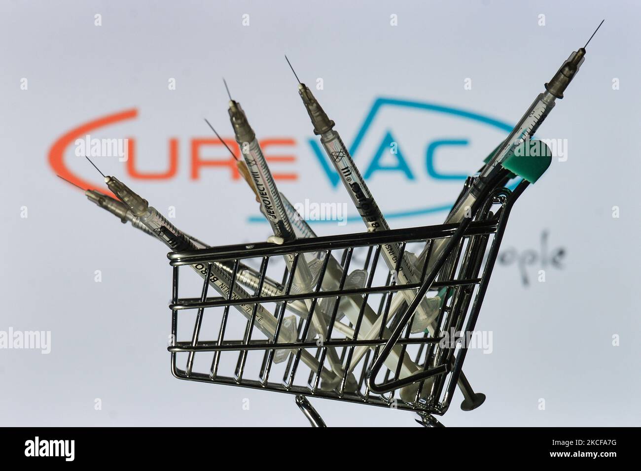 Medizinische Spritzen im Mini-Einkaufswagen sind vor dem CureVac-Logo auf einem Bildschirm zu sehen. Am Freitag, den 28. Mai 2021, in Dublin, Irland. (Foto von Artur Widak/NurPhoto) Stockfoto