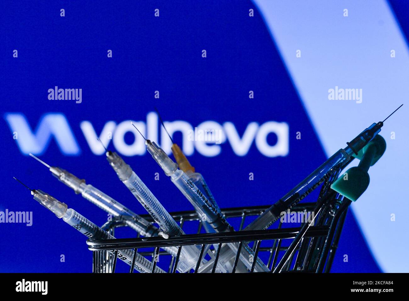 Medizinische Spritzen im Mini-Einkaufswagen sind vor dem Valneva-Logo auf einem Bildschirm zu sehen. Am Freitag, den 28. Mai 2021, in Dublin, Irland. (Foto von Artur Widak/NurPhoto) Stockfoto