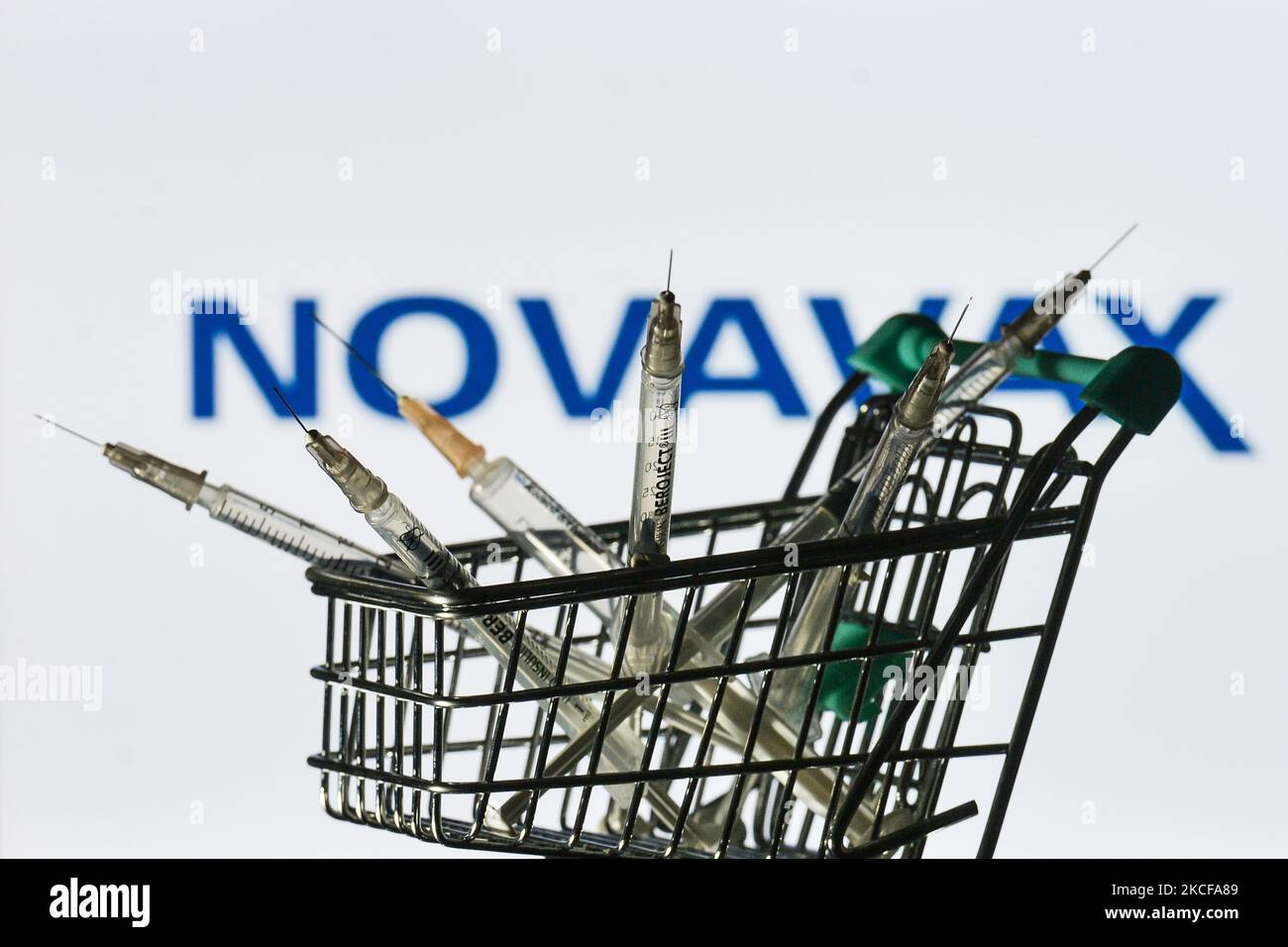Medizinische Spritzen im Mini-Einkaufswagen sind vor dem Novavax-Logo auf einem Bildschirm zu sehen. Am Freitag, den 28. Mai 2021, in Dublin, Irland. (Foto von Artur Widak/NurPhoto) Stockfoto