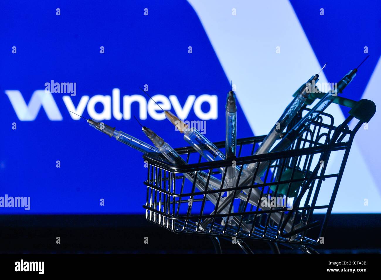 Medizinische Spritzen im Mini-Einkaufswagen sind vor dem Valneva-Logo auf einem Bildschirm zu sehen. Am Freitag, den 28. Mai 2021, in Dublin, Irland. (Foto von Artur Widak/NurPhoto) Stockfoto