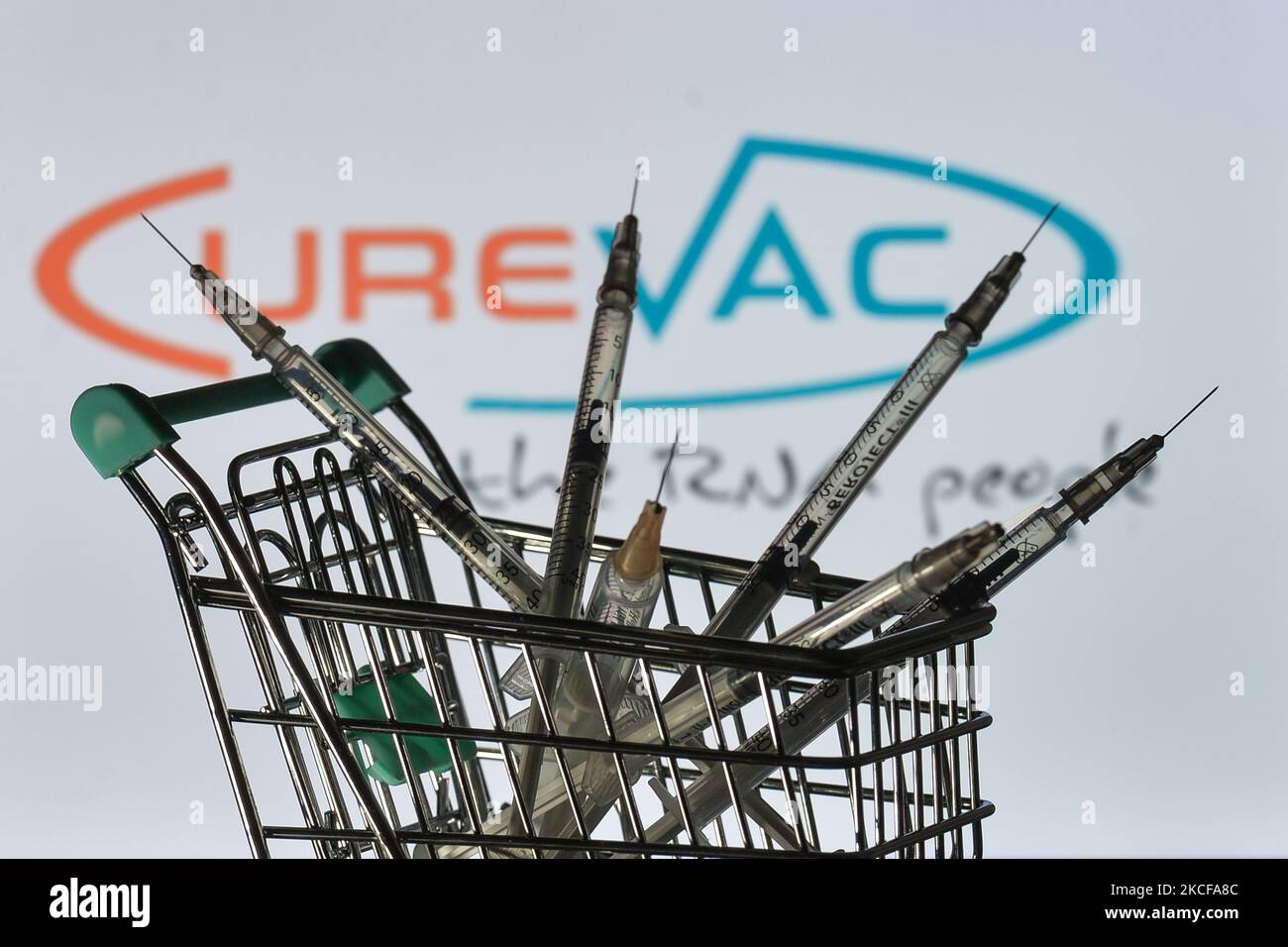 Medizinische Spritzen im Mini-Einkaufswagen sind vor dem CureVac-Logo auf einem Bildschirm zu sehen. Am Freitag, den 28. Mai 2021, in Dublin, Irland. (Foto von Artur Widak/NurPhoto) Stockfoto