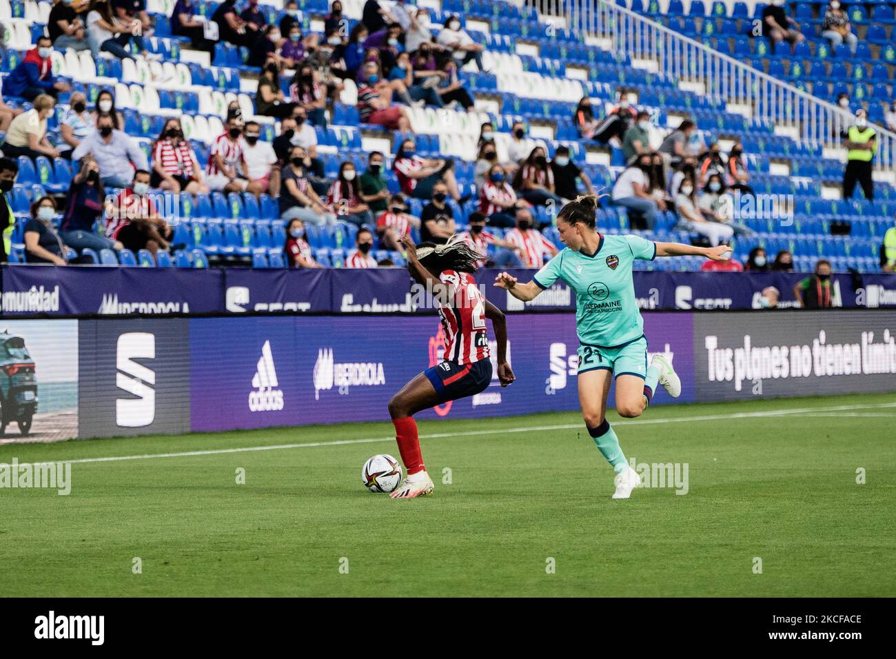 A. Njoya von AT. Madrid und Cometti von Levante UD in Aktion während des Spanischen Frauencups, Copa de la Reina, Halbfinalfußballspiels zwischen AT. Madrid und Levante UD im Estadio Municipal Butarque Stadion am 27. Mai 2021 in Leganes, Spanien. (Foto von Jon Imanol Reino/NurPhoto) Stockfoto