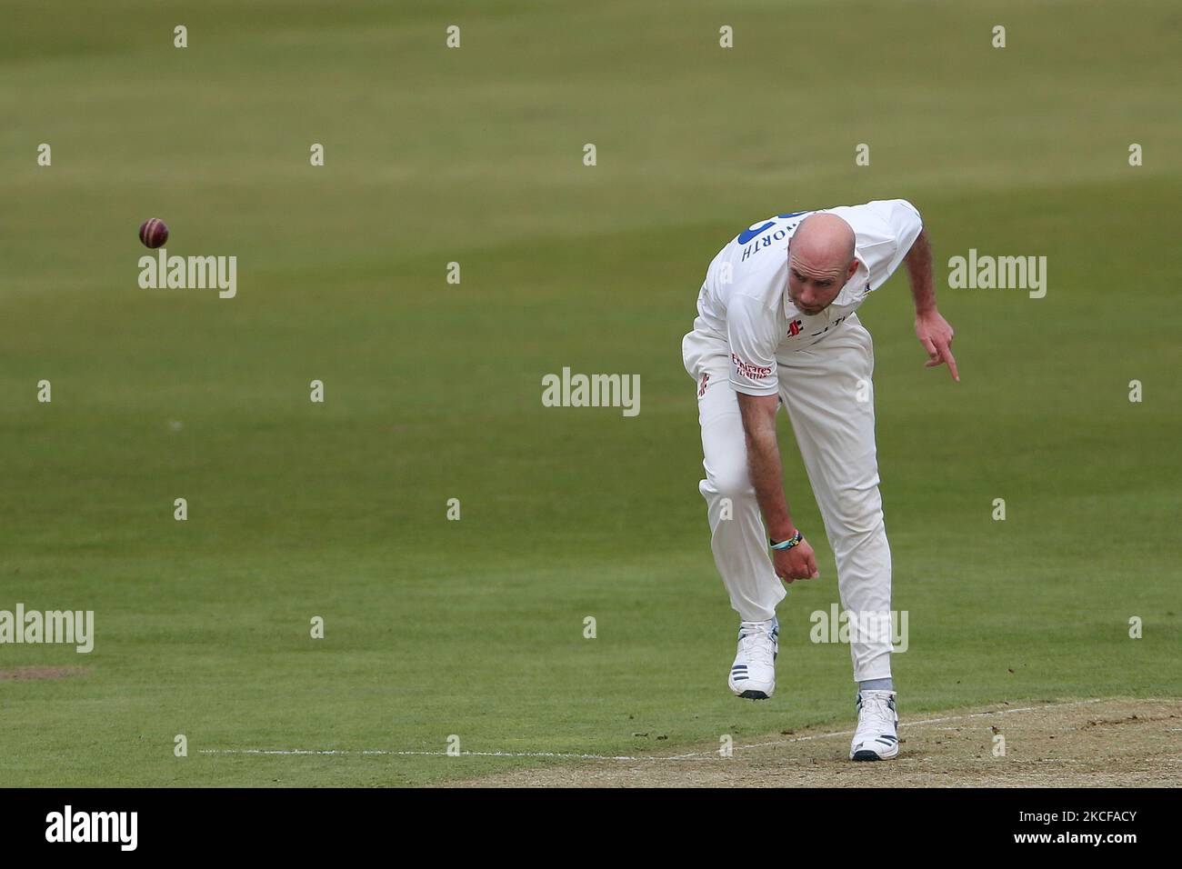 Chris Rushworth von Durham beim Bowling während des LV= County Championship-Spiels zwischen Durham County Cricket Club und Essex am Donnerstag, dem 27.. Mai 2021, in Emirates Riverside, Chester le Street. (Foto von Mark Fletcher/MI News/NurPhoto) Stockfoto