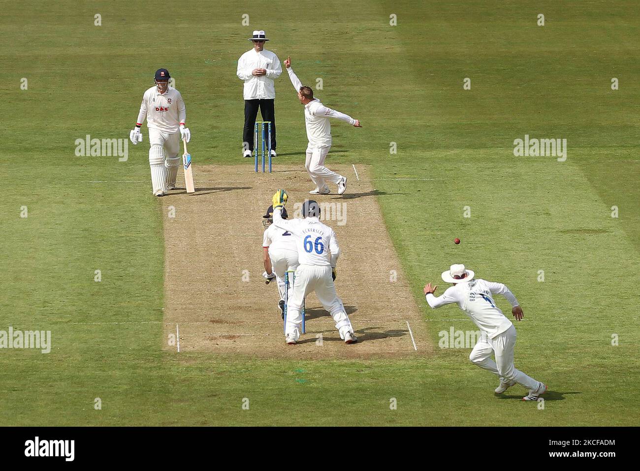 Scott Borthwick von Durham stellt Essex's Ryan Ten Doeschate während des LV= County Championship-Spiels zwischen dem Durham County Cricket Club und Essex am Donnerstag, dem 27.. Mai 2021, in Emirates Riverside, Chester le Street, in den Kampf. (Kredit: Mark Fletcher | MI News) (Foto von MI News/NurPhoto) Stockfoto