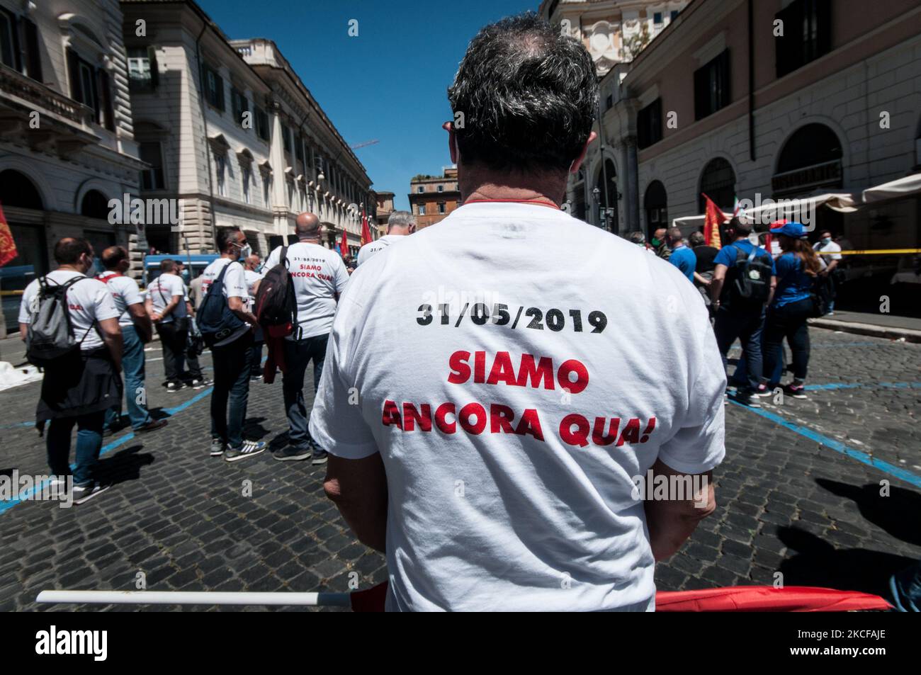 Während der Demonstration in Rom gegen die Entlassungen und die Schließung des Werks in Neapel am 27. Mai 2021 in Rom, Italien, demonstrieren Arbeiter des multinationalen Whirlpools auf der Piazza Sant'Apostoli in T-Shirts mit der Aufschrift "Napoli non Molla" (Neapel gibt nicht auf). (Foto von Andrea Ronchini/NurPhoto) Stockfoto