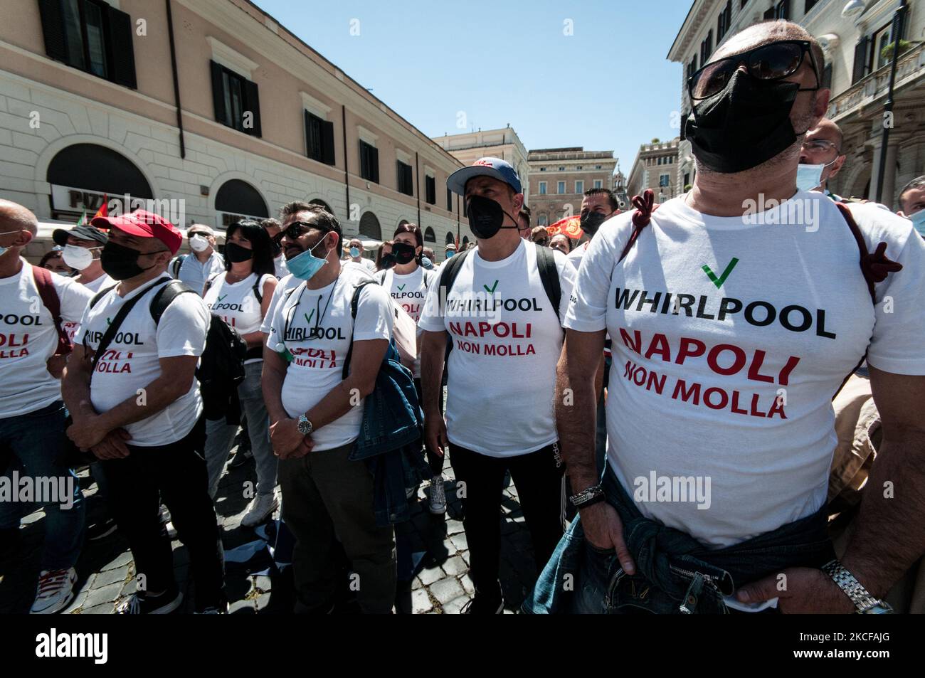 Während der Demonstration in Rom gegen die Entlassungen und die Schließung des Werks in Neapel am 27. Mai 2021 in Rom, Italien, demonstrieren Arbeiter des multinationalen Whirlpools auf der Piazza Sant'Apostoli in T-Shirts mit der Aufschrift "Napoli non Molla" (Neapel gibt nicht auf). (Foto von Andrea Ronchini/NurPhoto) Stockfoto