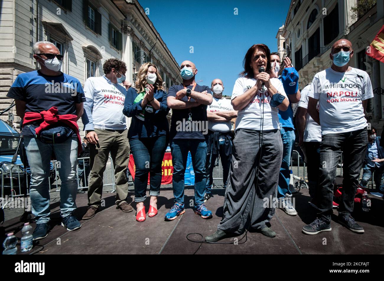 Während der Demonstration in Rom gegen die Entlassungen und die Schließung des Werks in Neapel am 27. Mai 2021 in Rom, Italien, demonstrieren Arbeiter des multinationalen Whirlpools auf der Piazza Sant'Apostoli in T-Shirts mit der Aufschrift "Napoli non Molla" (Neapel gibt nicht auf). (Foto von Andrea Ronchini/NurPhoto) Stockfoto