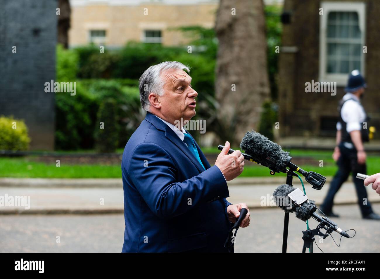 Der ungarische Premierminister Viktor Orban spricht am 28. Mai 2021 in der Downing Street in London, Großbritannien, mit den Medien. Boris Johnson begrüßt Ungarns rechtsextremen Führer Viktor Orban in der Downing Street und behauptet, dass die Zusammenarbeit mit Europas größtem Cheerleader für China und Russland für die britische Sicherheit und den Wohlstand von entscheidender Bedeutung ist. (Foto von Maciek Musialek/NurPhoto) Stockfoto