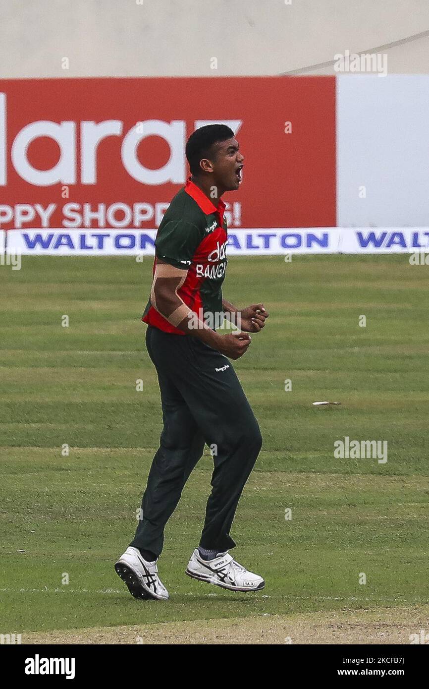 Der bangladeschische Taskin Ahmed (C) feiert am 28. Mai 2021 im Sher-e-Bangla National Cricket Stadium in Dhaka, nachdem er die Sri-lankische Danushka Gunathilaka beim dritten und letzten eintägigen internationalen (ODI) Cricket-Spiel zwischen Bangladesch und Sri Lanka ausgekegelt hat. (Foto von Ahmed Salahuddin/NurPhoto) Stockfoto