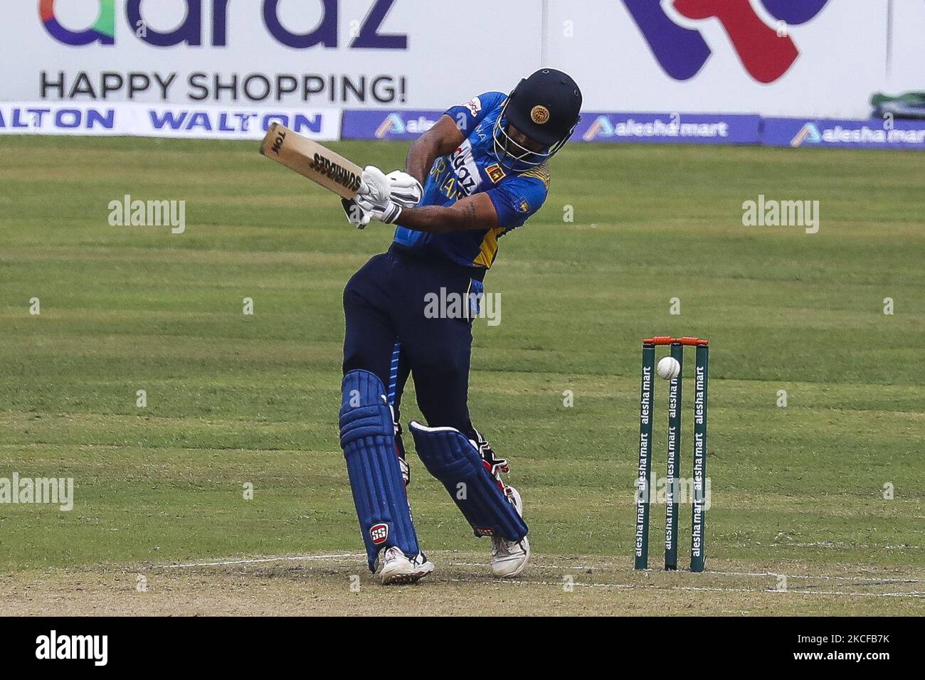 Sri Lankas Kapitän Kusal Perera spielt beim dritten und letzten eintägigen internationalen (ODI) Cricket-Spiel zwischen Bangladesch und Sri Lanka am 28. Mai 2021 im Sher-e-Bangla National Cricket Stadium in Dhaka einen Schuss. (Foto von Ahmed Salahuddin/NurPhoto) Stockfoto