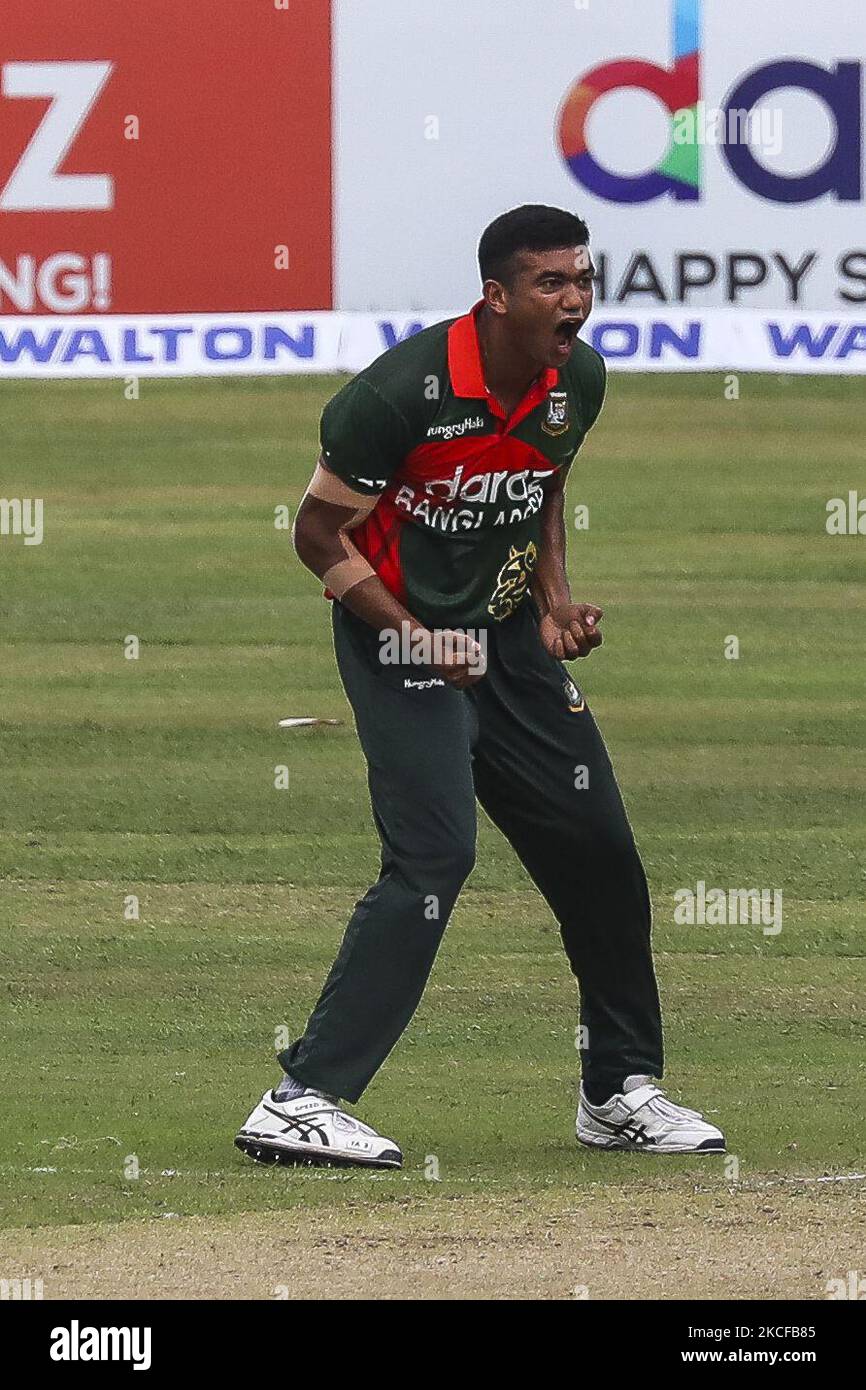 Der bangladeschische Taskin Ahmed (C) feiert am 28. Mai 2021 im Sher-e-Bangla National Cricket Stadium in Dhaka, nachdem er die Sri-lankische Danushka Gunathilaka beim dritten und letzten eintägigen internationalen (ODI) Cricket-Spiel zwischen Bangladesch und Sri Lanka ausgekegelt hat. (Foto von Ahmed Salahuddin/NurPhoto) Stockfoto