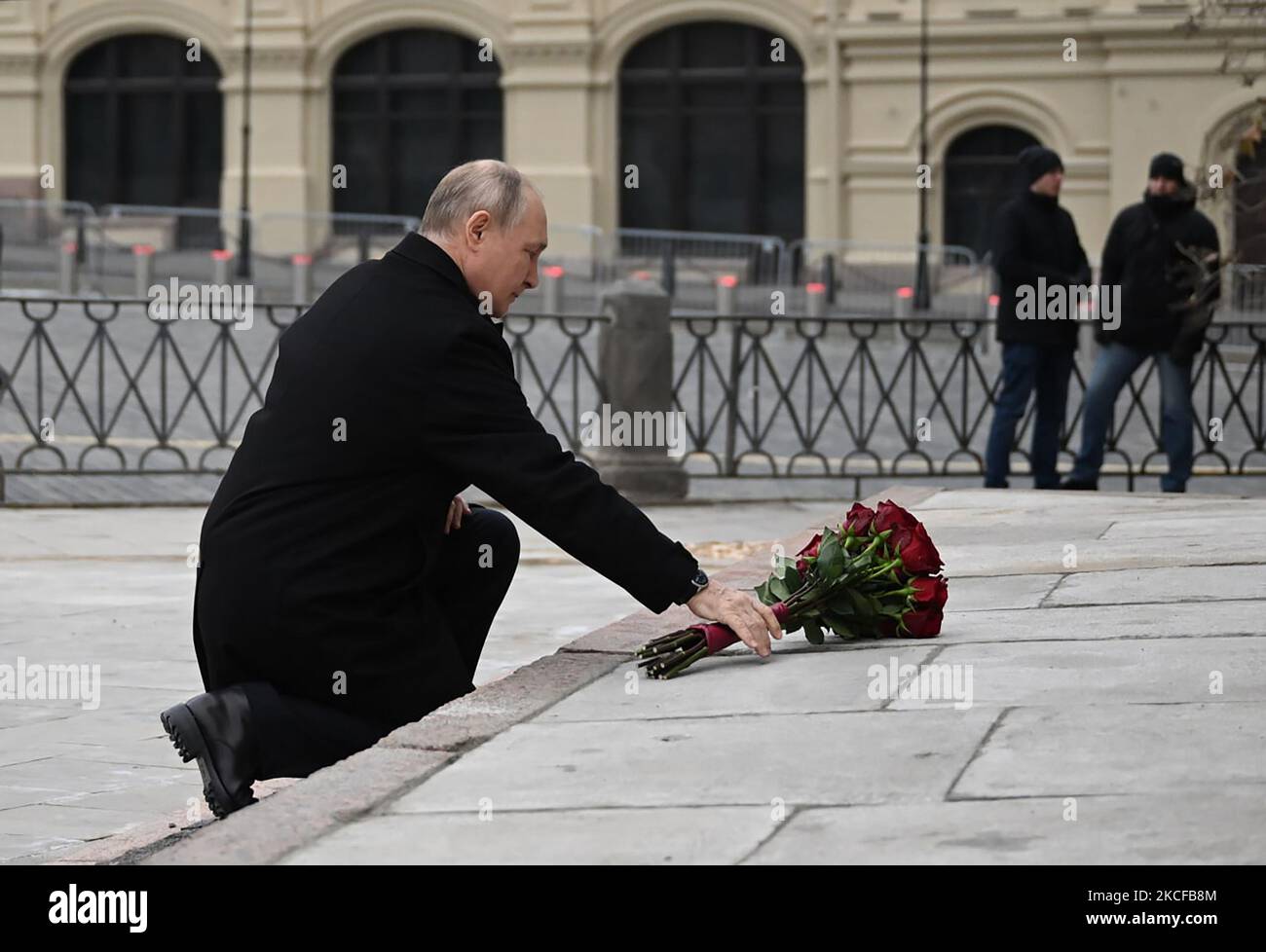 Moskau, Russland. 04.. November 2022. Der russische Präsident Wladimir Putin kniet, um Blumen am Denkmal von Minin und Poscharski zu legen, während er am Freitag, dem 4. November 2022, an einer Blumenverlegungszeremonie auf dem Roten Platz in Moskau während des Tages der Nationalen Einheit in Moskau, Russland, teilnimmt. Foto von Kremlin POOL/UPI Credit: UPI/Alamy Live News Stockfoto