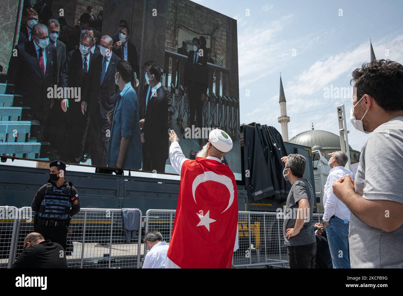 Tausende von religiösen Türken versammelten sich im Zentrum Istanbuls, der Türkei, zum Freitagsgebet zur Einweihung der neu errichteten und symbolträchtigen Takismus-Moschee am 28. Mai 2021 in Istanbul, Türkei. Der türkische Präs. Recep Tayyip Erdogan nahm ebenfalls an der Zeremonie Teil, die am achten Jahrestag der regierungsfeindlichen Proteste im Gezi-Park stattfand. (Foto von Diego Cupolo/NurPhoto) Stockfoto